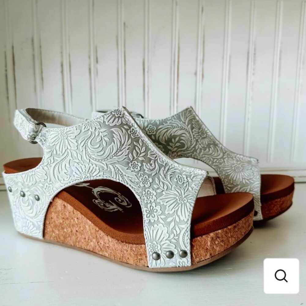GREAT CONDITION!! VERY G WHITE SANDALS WEDGE